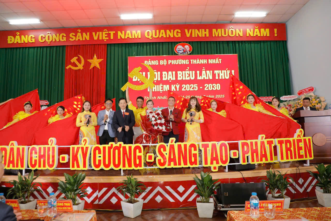 gen-h-tặng hoa CM đội vn